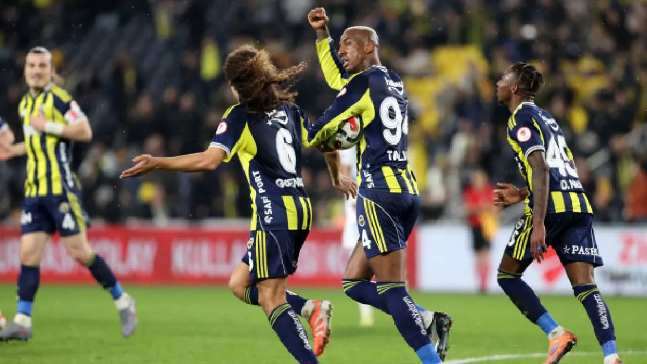 Fenerbahçe, Erzurumspor Engelinini İkinci Yarıda Aştı