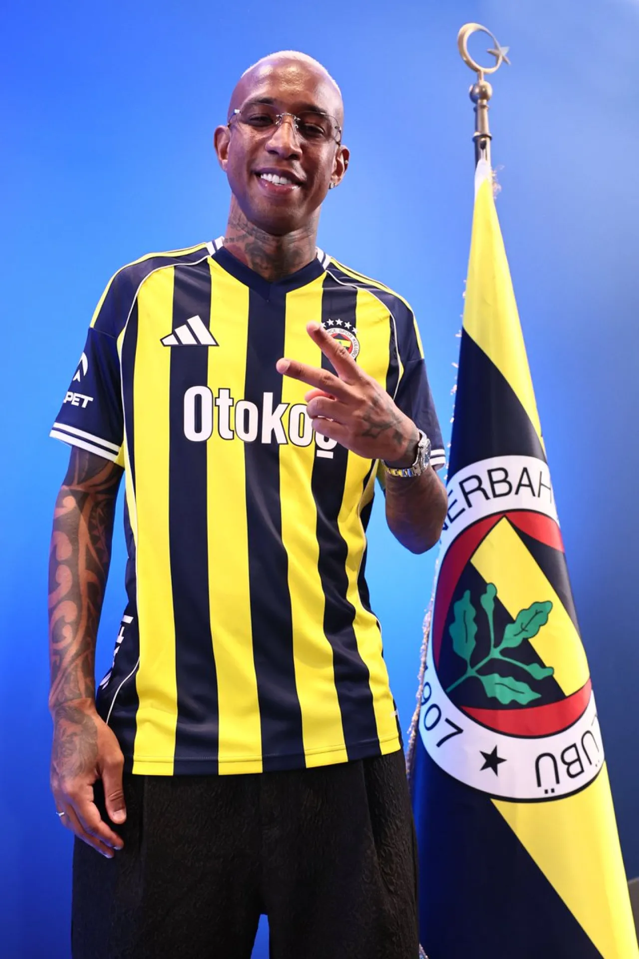 Talisca'dan Taraftarları Sevindiren İmza: 