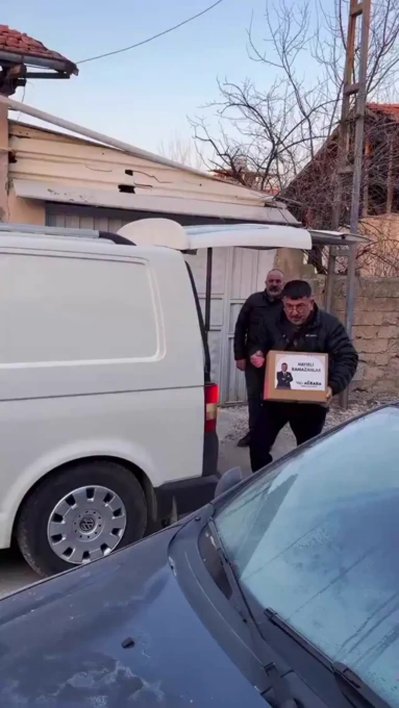Siyasette Ramazan Yardımları Tartışması: Veli Ağbaba'nın Fotoğraflı Kolileri Sosyal Medyada Gündem Oldu