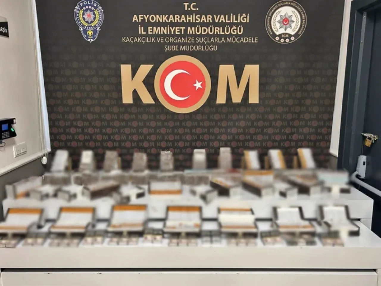 Afyonkarahisar'da Kaçak Tütün Operasyonu: Depoda 1500 Paket Ele Geçirildi