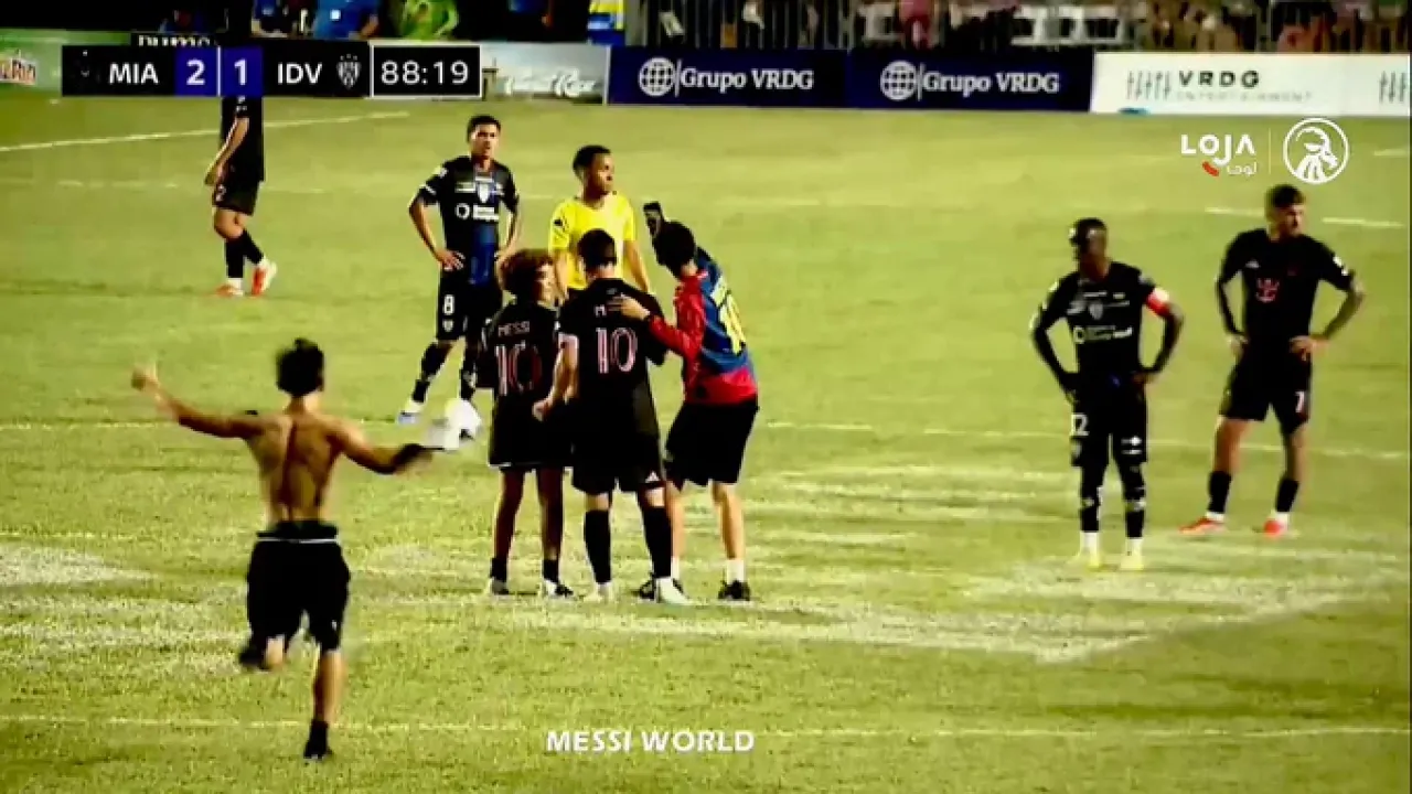Messi, Porto Riko'da Sahaya Giren Taraftar Tarafından Düşürüldü!