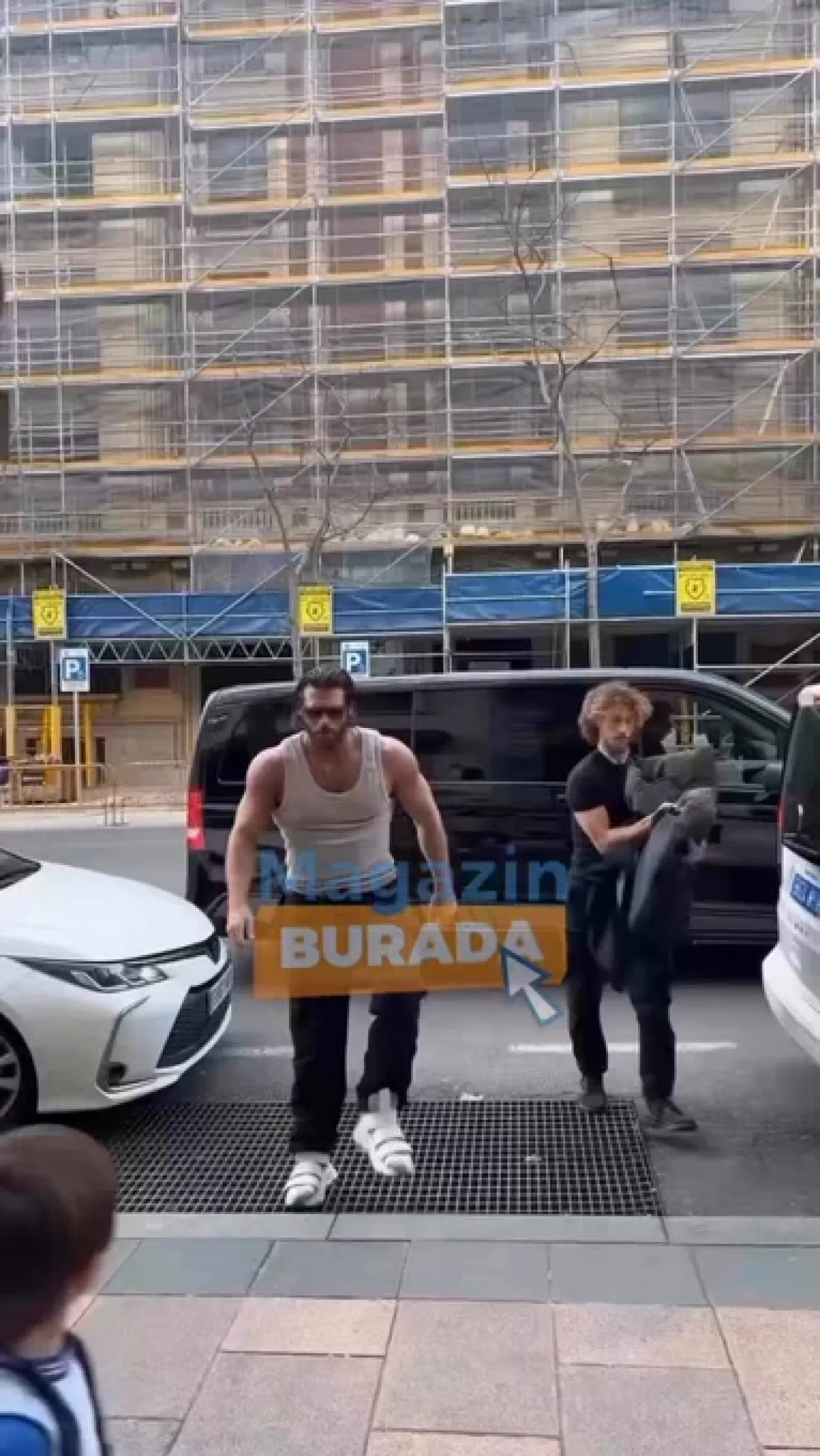 Can Yaman, İspanya'da Kaslarıyla Göz Kamaştırdı!