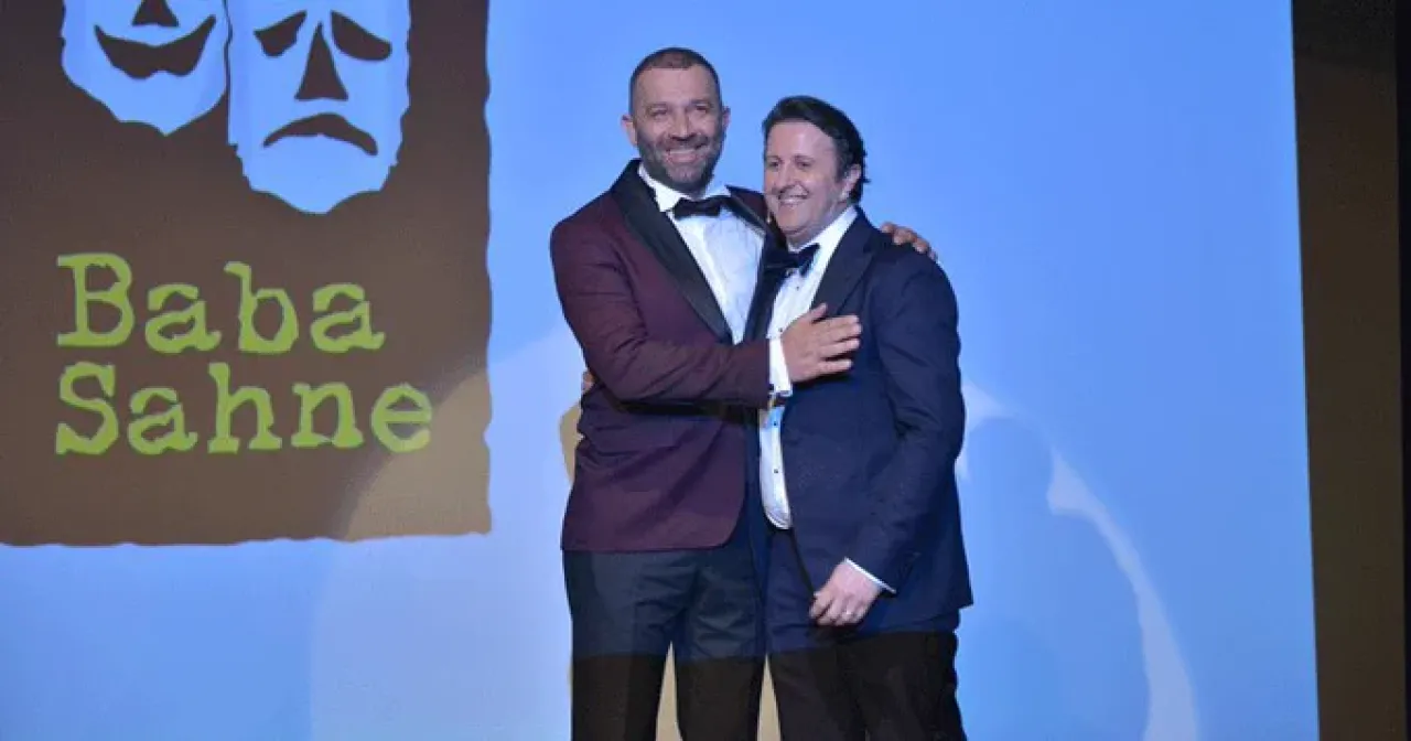 Bir Baba Hamlet Ekibi Dubai'den Döndü: Şevket Çoruh ve İlker Ayrık Türkiye'de